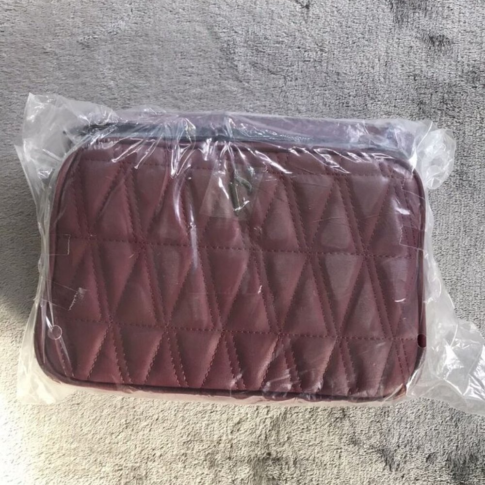 Simply Vera Vera Wang Purse: Camera Style- Burgundy color